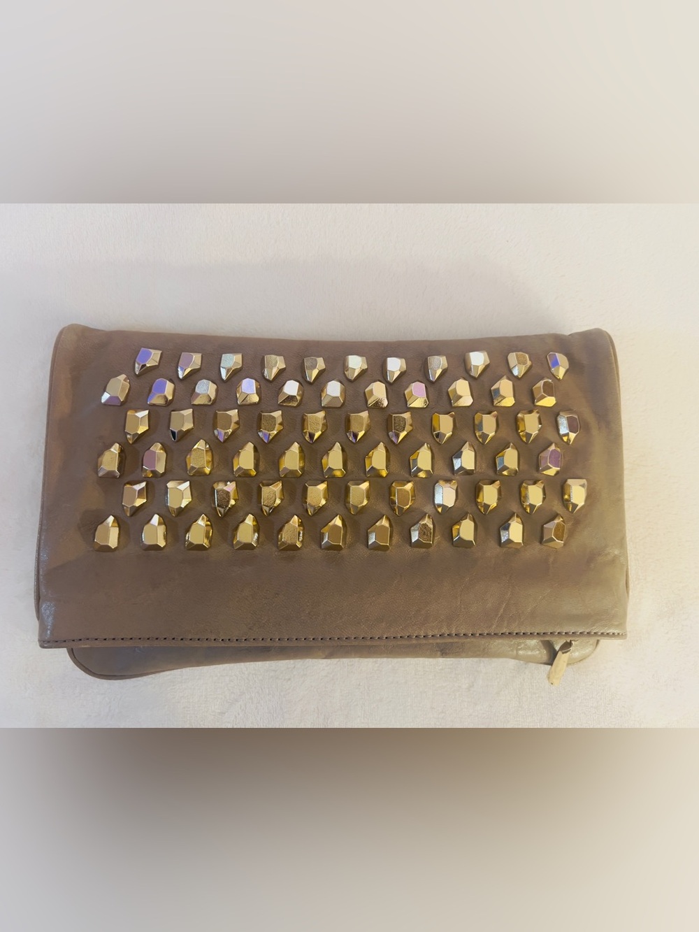 🩷DIANE Von FURSTENBERG Gold
Studs
Taupe Clutch Handbag💚